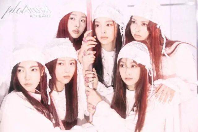 韩女团“奇葩编舞”引关注，互相抓住对方头部，同时扭转身体