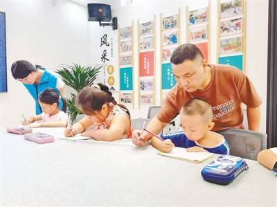 公益书法课 助童迎开学