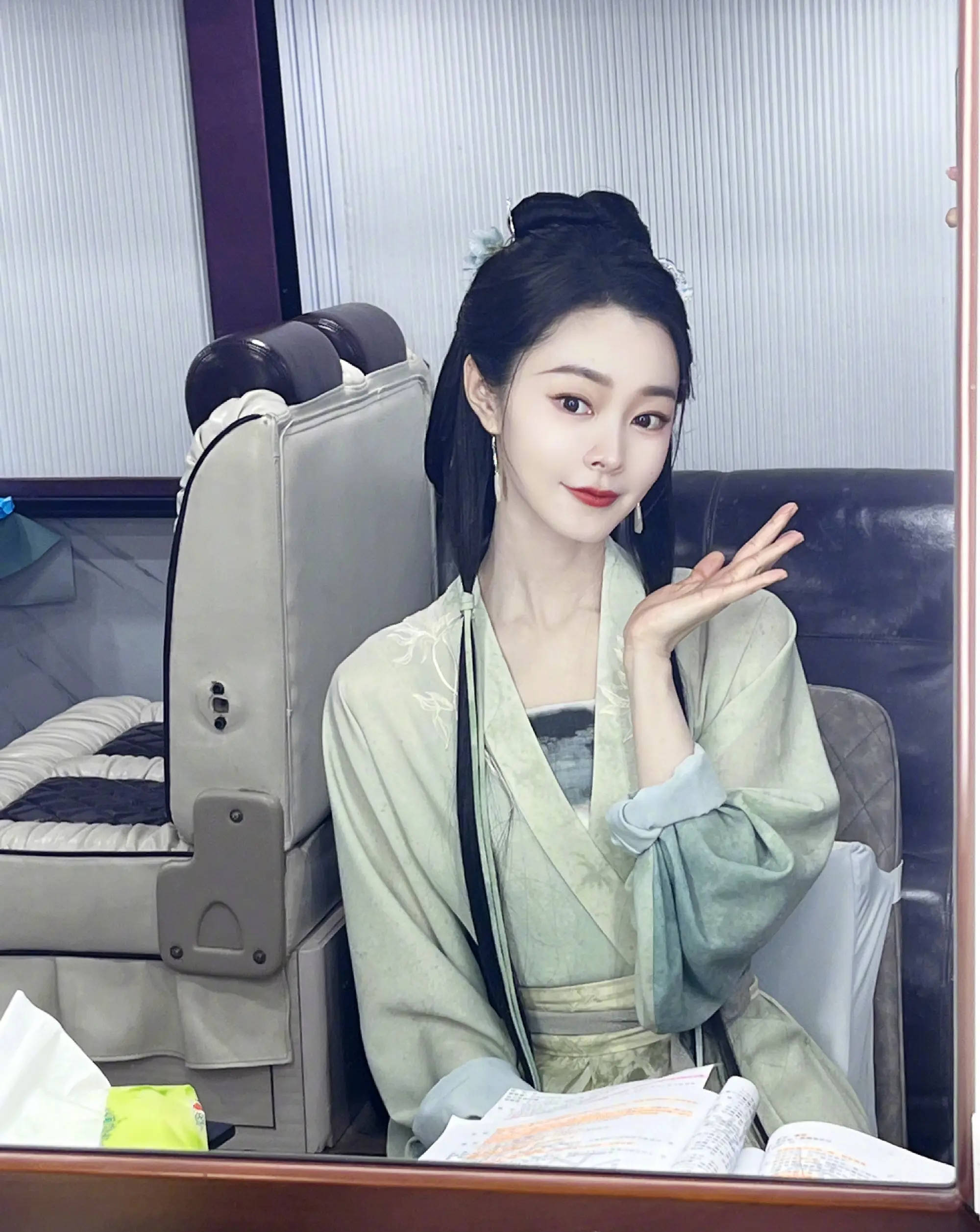 宋轶回应整容传闻：没有整容，只是换了个新的化妆老师