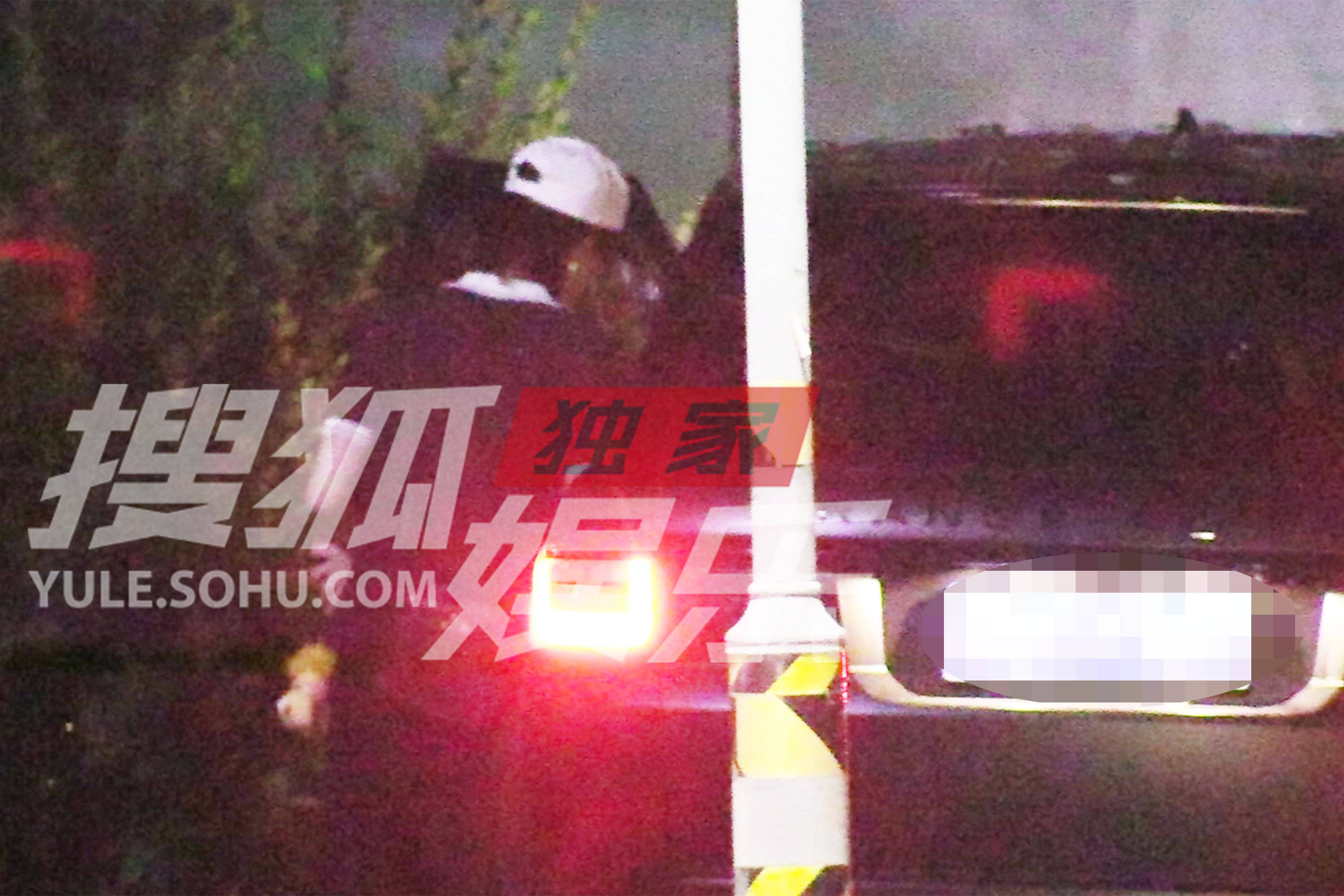 李斯丹妮深夜录音棚下班 步伐轻松一脸萌