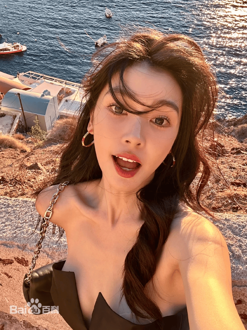 “最美校花”易梦玲红发写真！雪肤玉貌又纯又欲性感火辣