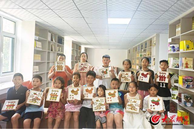 台儿庄区兰祺社区举办“童织红艺传薪火 阅见初心向未来”红色竹编画活动