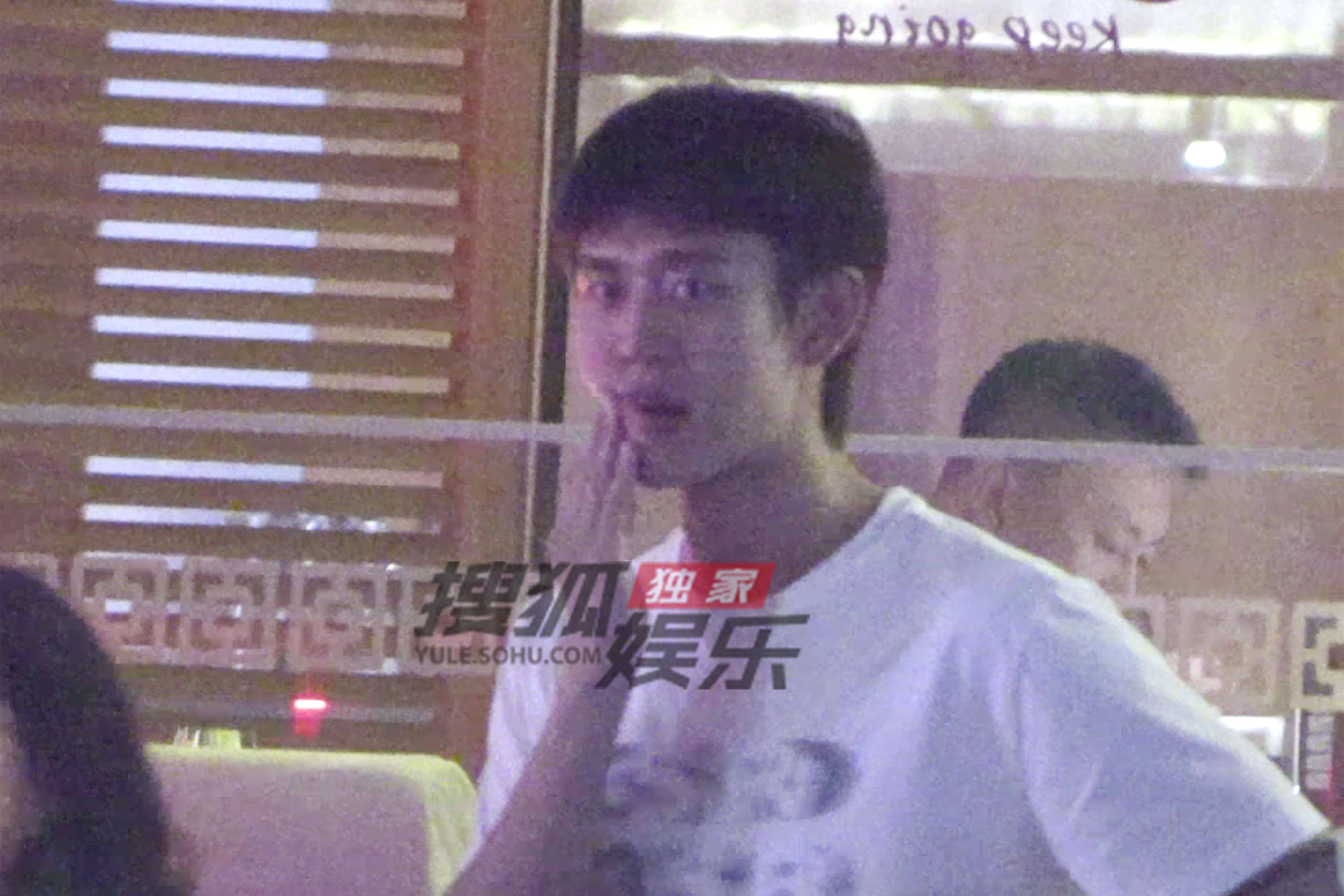 王天辰聚餐吃火锅 T恤短裤运动鞋一脸青涩感