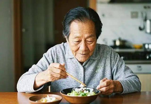 晚上不吃饭会更健康？医生提醒：年过60，晚餐要遵循这3个原则