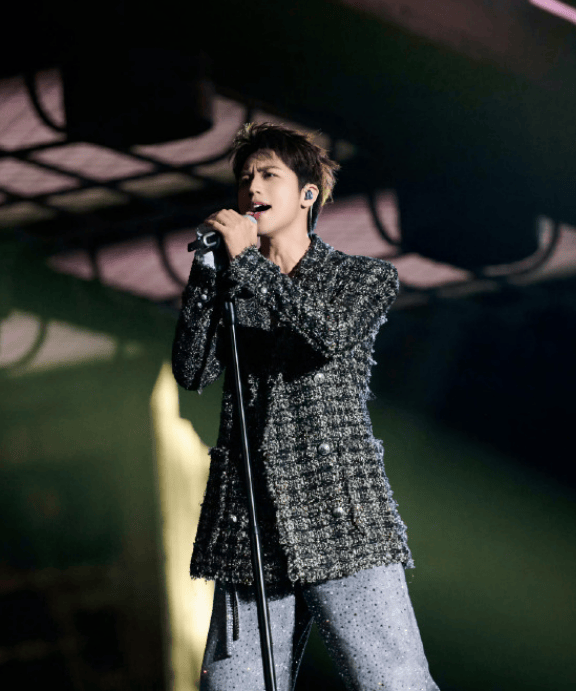 许魏洲《PROME》一公一轮游：沉默与不甘交织的瞬间