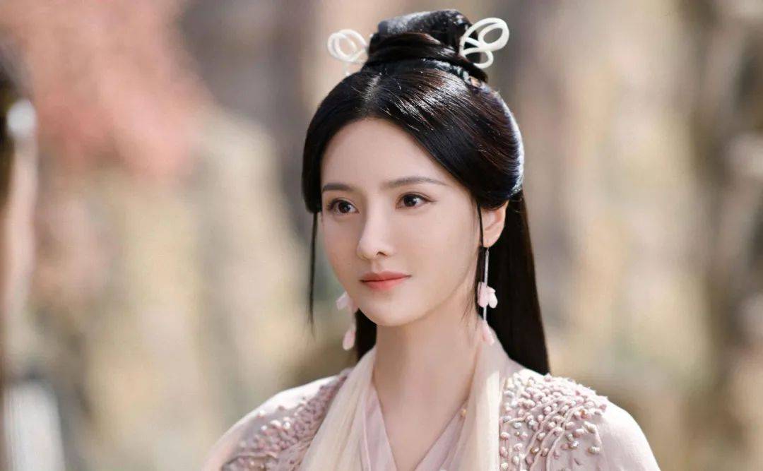 【2025.8.6】赵露思退圈当网红？程潇和宇宙少女的关系？李乃文有常驻综艺算熬出来？利剑玫瑰收视率？张芷溪现在工作？