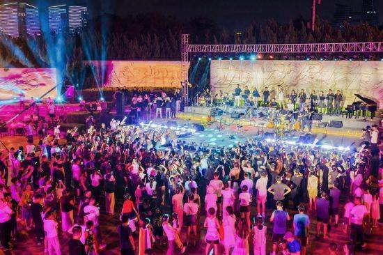 千人合唱，燃情唱响！“光阴的故事”日照拾光演唱会启幕