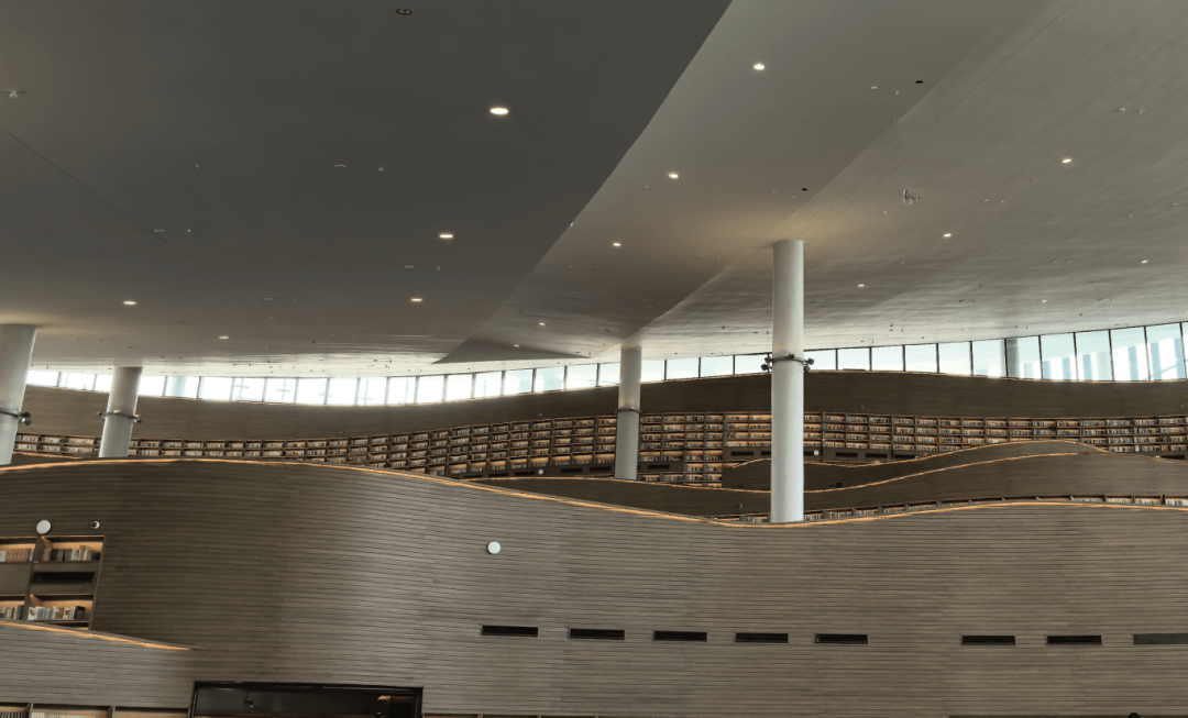 独特的书山建筑风格！成都天府人文艺术图书馆游玩攻略→