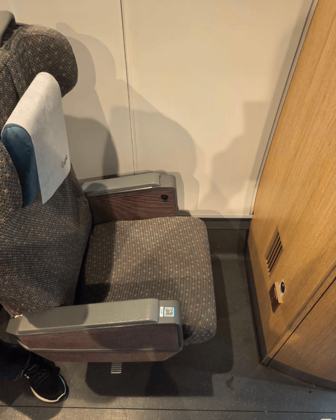 “身高一米八根本坐不进去！”乘客吐槽高铁特等座挤，12306客服回应