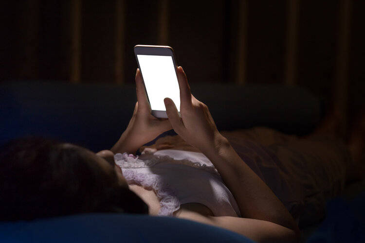 原创            长期在睡前玩手机的人，会付出啥代价？医生：或要承担这4种痛苦
