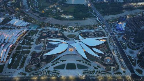 巨型“竹叶”绽放，浙江安吉文化艺术中心迎客