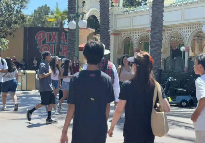 孙俪晒出自己和儿子的合照：背后看上去，等等比我高那么多了