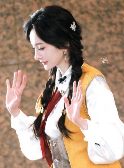 原创            你知道杨幂为演生万物有多拼吗？提前四个月进农村，变身山东农妇