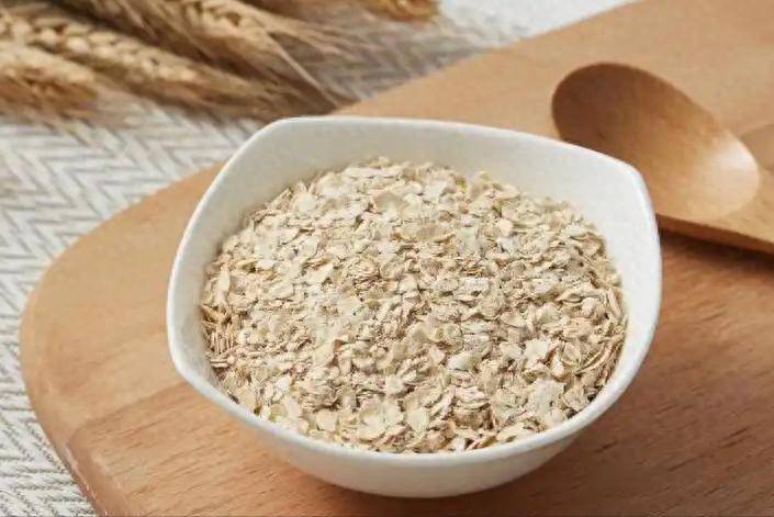 燕麦是高血脂的“克星”？医生提醒：血脂高的人，常吃这4样食物