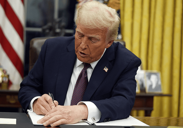 中美黄岩岛爆发激烈交锋，美军发声叫板中国，不料白宫传出消息，美财长直言与中国谈的很好！