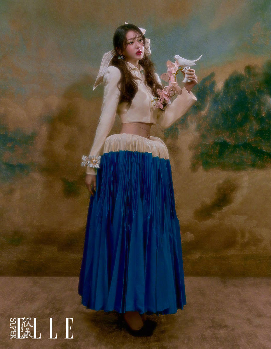 张元英穿复古长裙身形优雅 表情娇俏好似油画中的少女