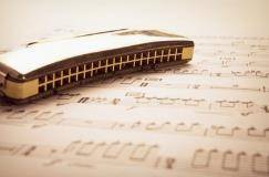 快乐养生：口琴健身老来乐