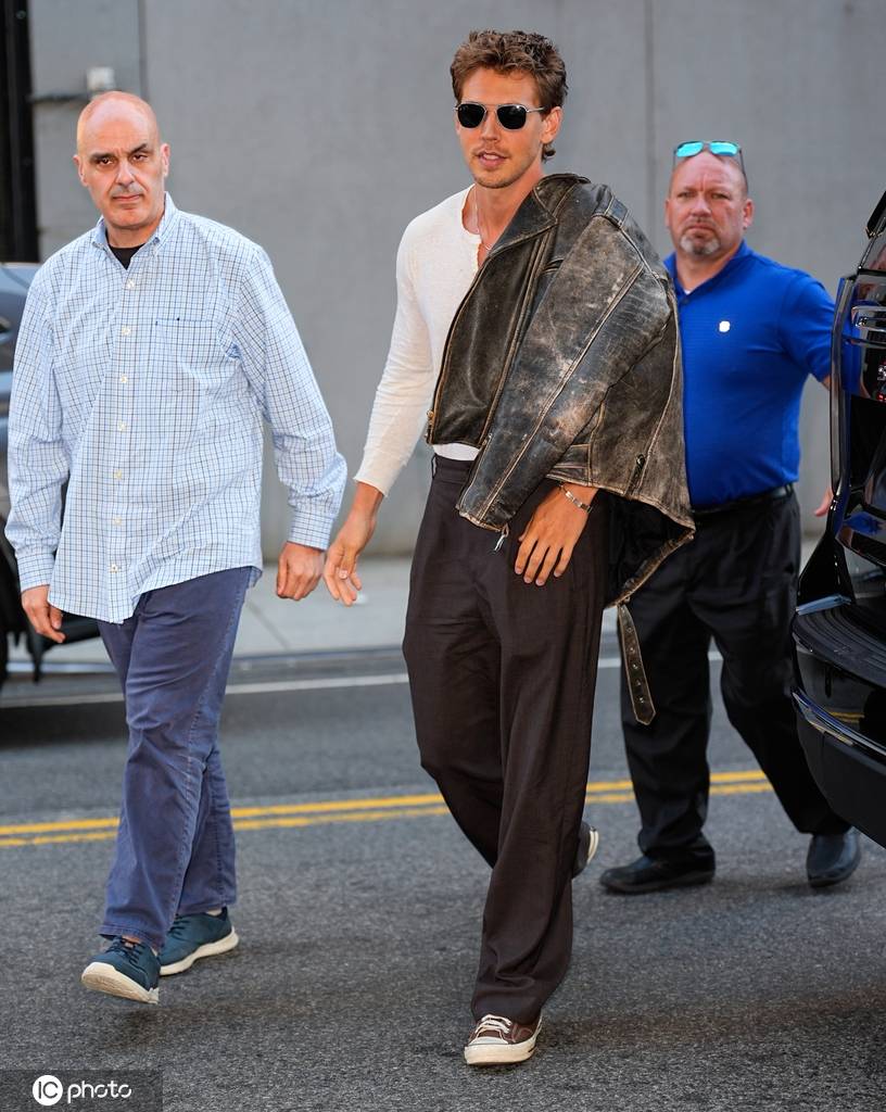 奥斯汀·巴特勒现身纽约街头 做旧风皮夹克复古帅气