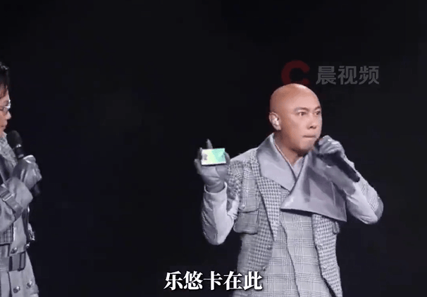 60岁张卫健演唱会掏出“老年卡”:别欺负老人家