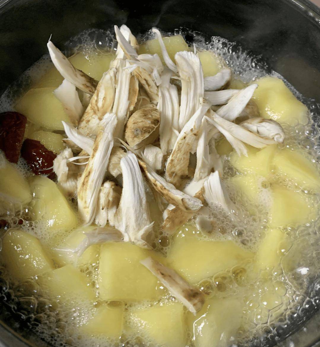 每日一膳｜菌王驾到，暑热退散！这碗润燥汤专治盛夏燥热体质～广东省中医院杨志敏教授推荐