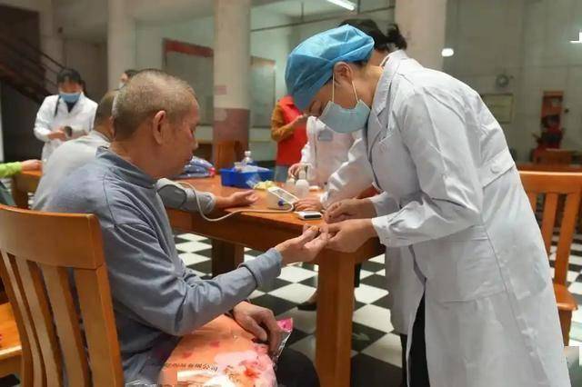 医生坦言：糖尿病人若没有这3个症状，肾病离你还远，可以松口气
