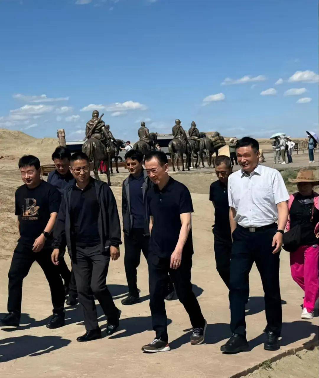 原创            71岁的王健林近照曝光，瘦到皮包骨，却仍在为债务四处奔波