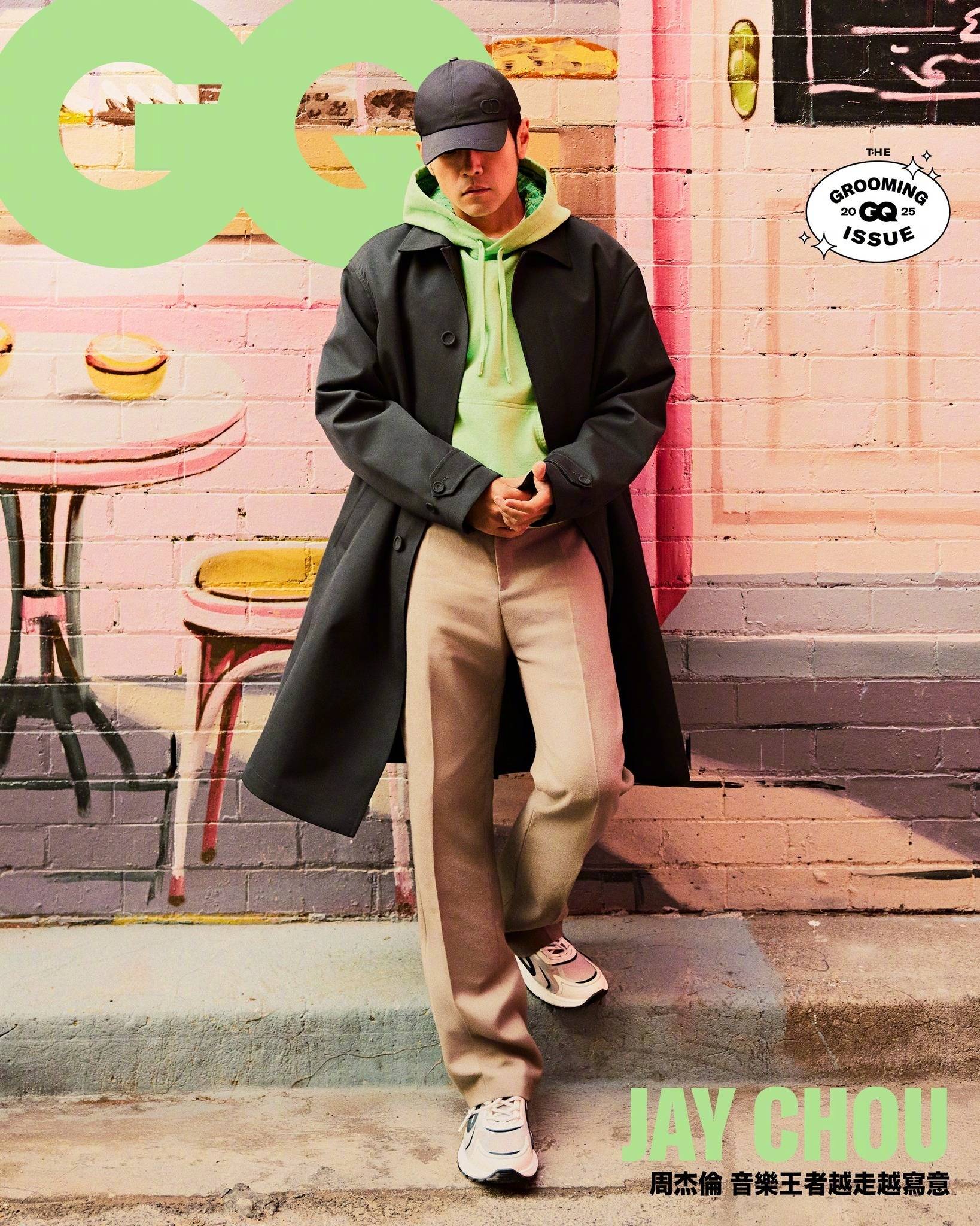 周杰伦穿黑色风衣潮流感十足 眼神深邃尽显成熟魅力