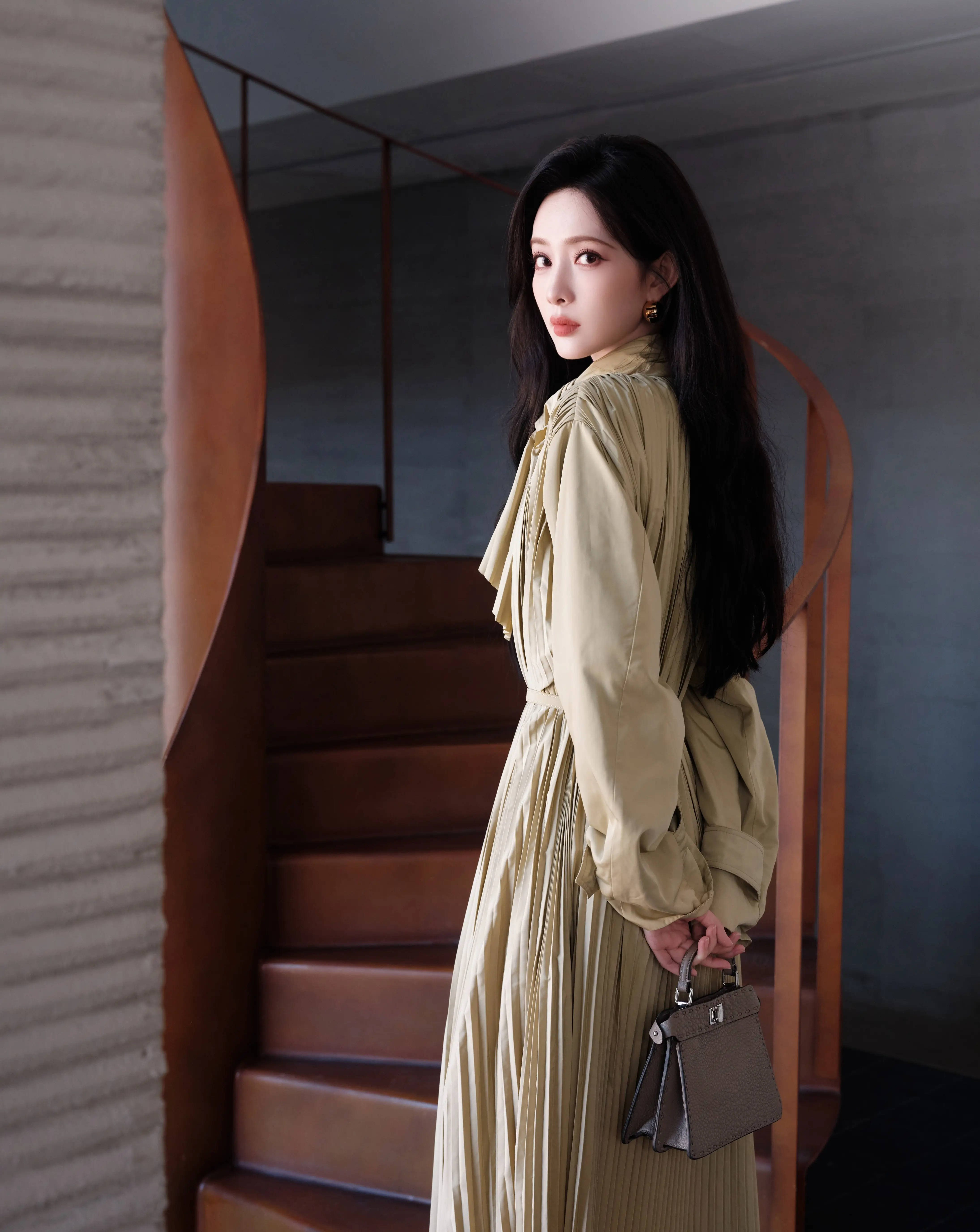 孟子义身穿风衣化身都市丽人 大波浪造型又美又飒