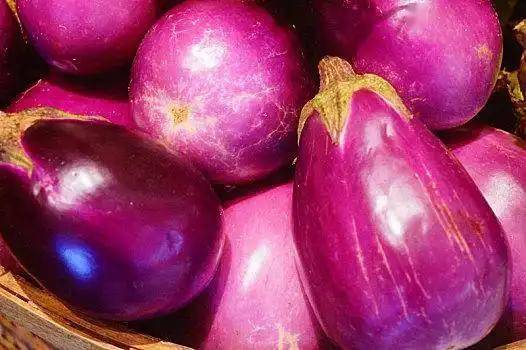 茄子大量上市！医生研究发现：冠心病患者吃茄子时，多注意这几点