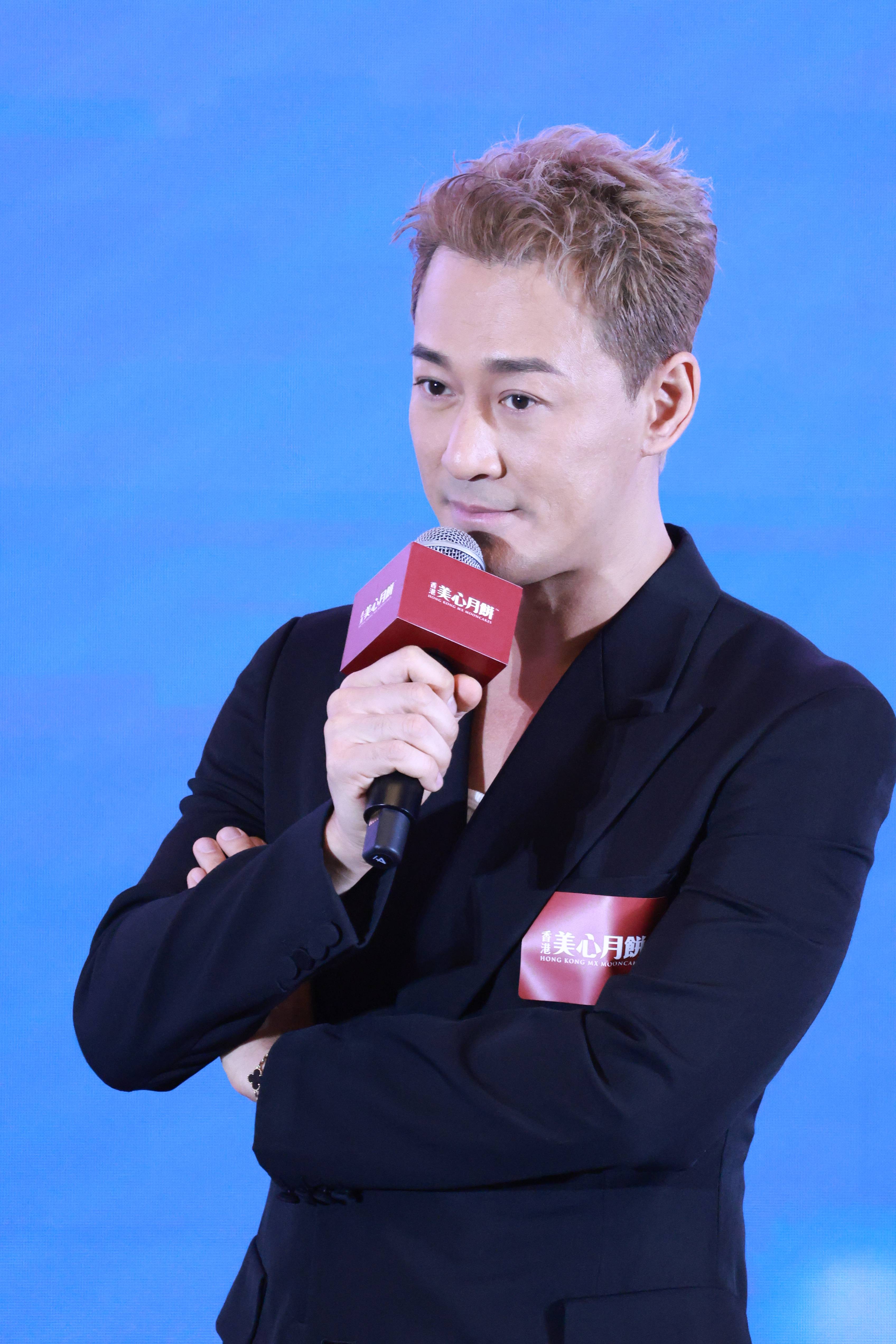 林峯黑西装亮相酷帅有型 透露《九龙城寨》续集预计明年3月开机