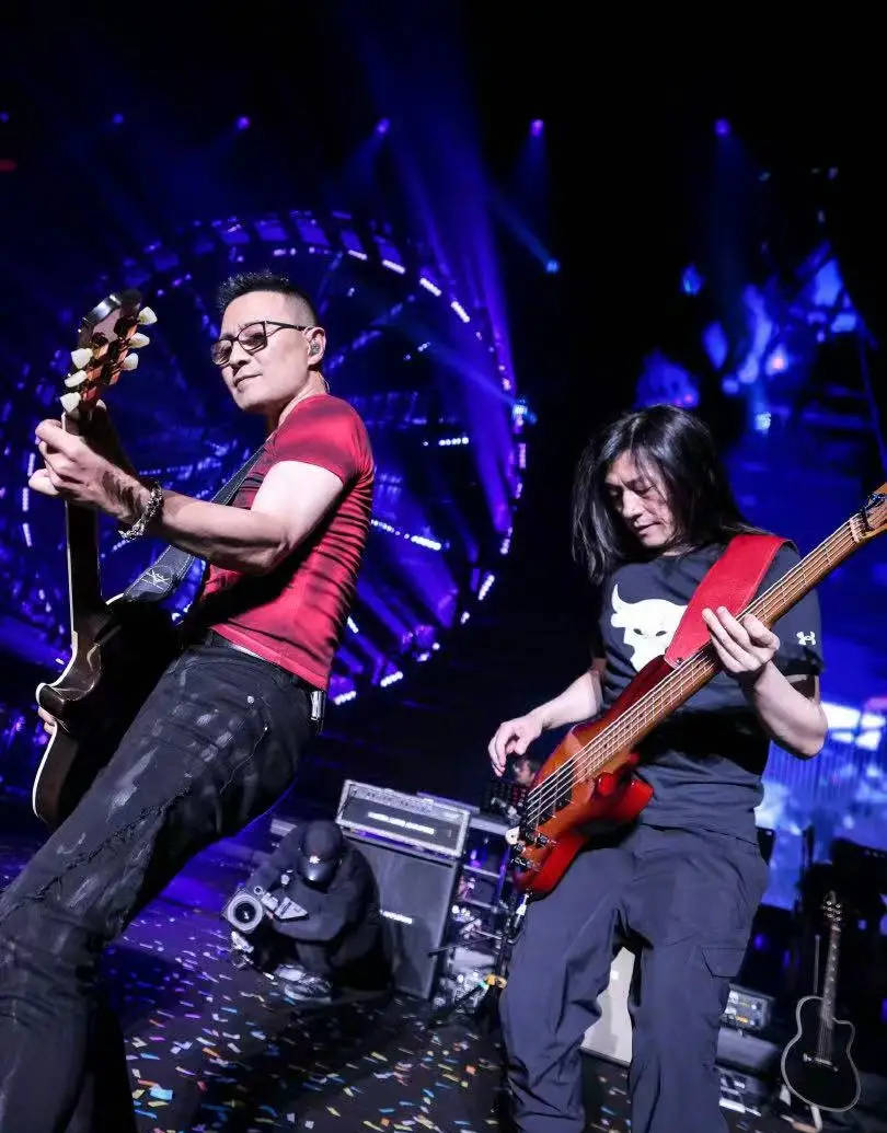 汪峰发文悼念52岁贝斯手韦国勇：好兄弟，一路走好