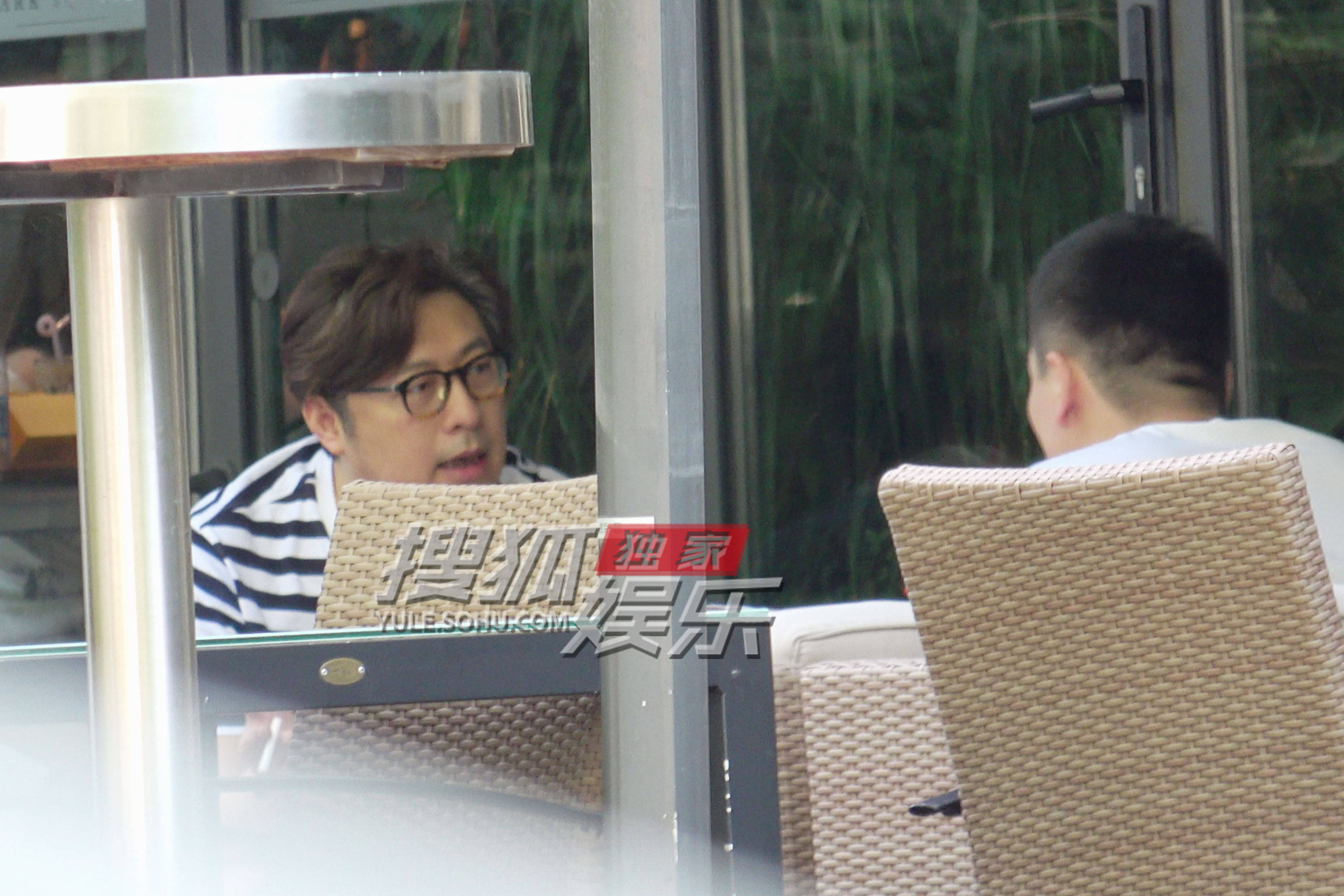 王岳伦咖啡店会友 白色系装扮气定神闲