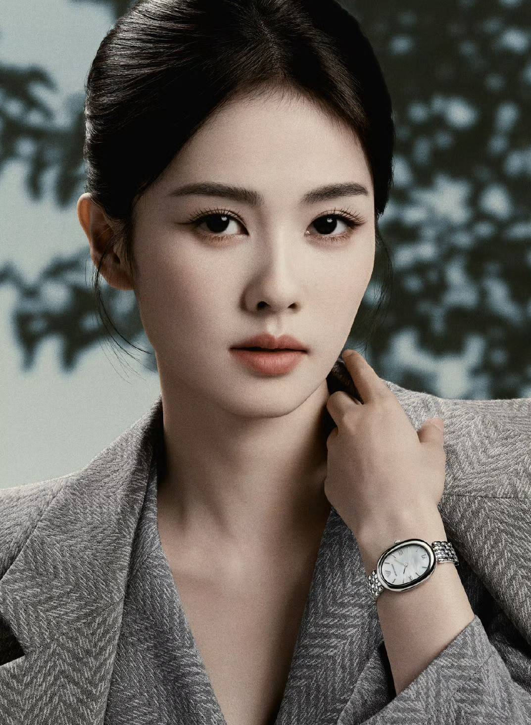 白鹿穿大衣搭配腕表 妆容精致尽显高级感