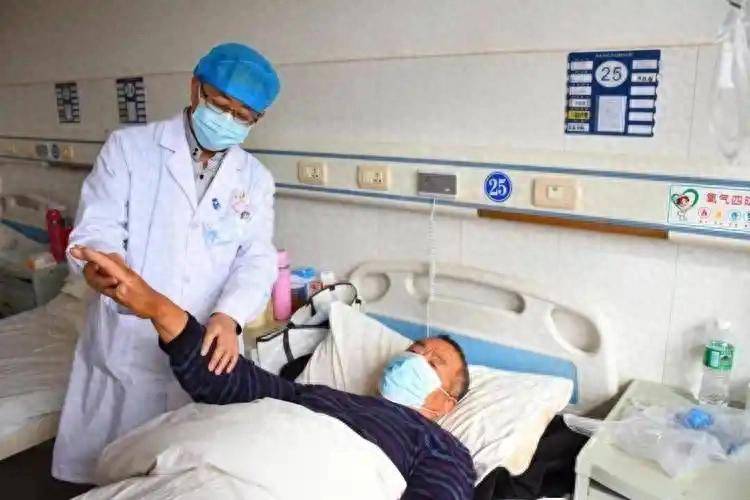 67岁男子深夜脑梗瘫痪，再次提醒：中老年人睡前，要少做4件事