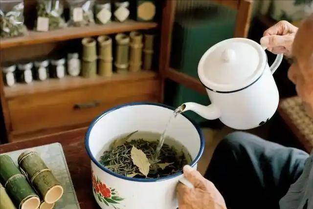 高血压与喝茶有关？医生多次提醒：高血压患者，这5种茶最好少喝