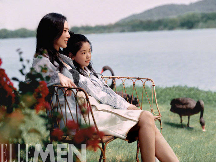 董璇和小酒窝晒七夕大片 母女打扮甜美治愈幸福