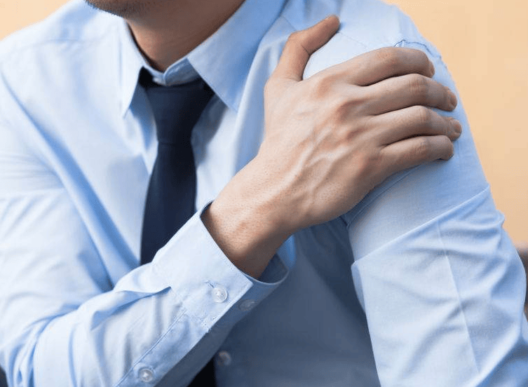 肩膀痛得抬不起手？试试过来人的这几招，效果惊人！