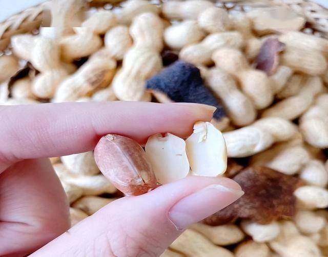 花生再次被关注！医生惊叹：常吃花生的人，身体或迎来这5个好处