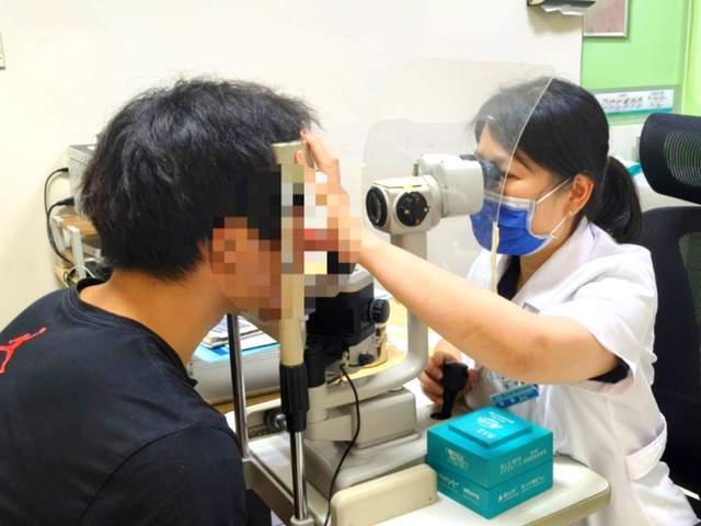 少年半年换4副眼镜仍然看不清 医生：视力下降≠近视！