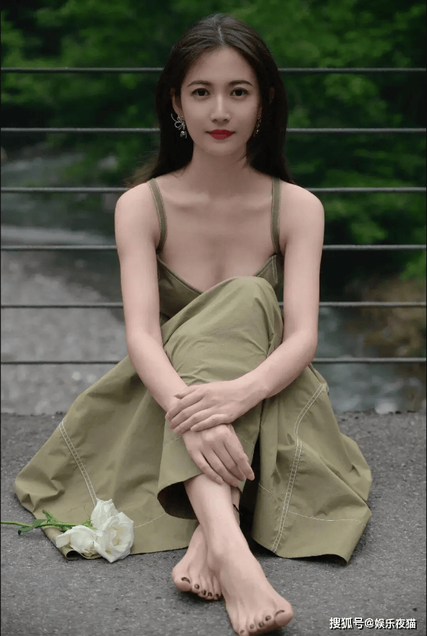 陈钰琪在镜头前自带拉腿特效简直就是行走的腿模标准