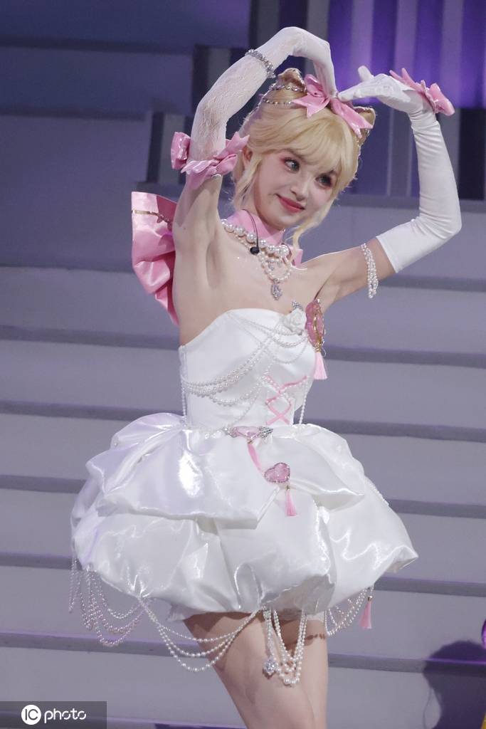 田曦薇出席和平精英刺激之夜 金发玛丽猫造型可爱娇俏