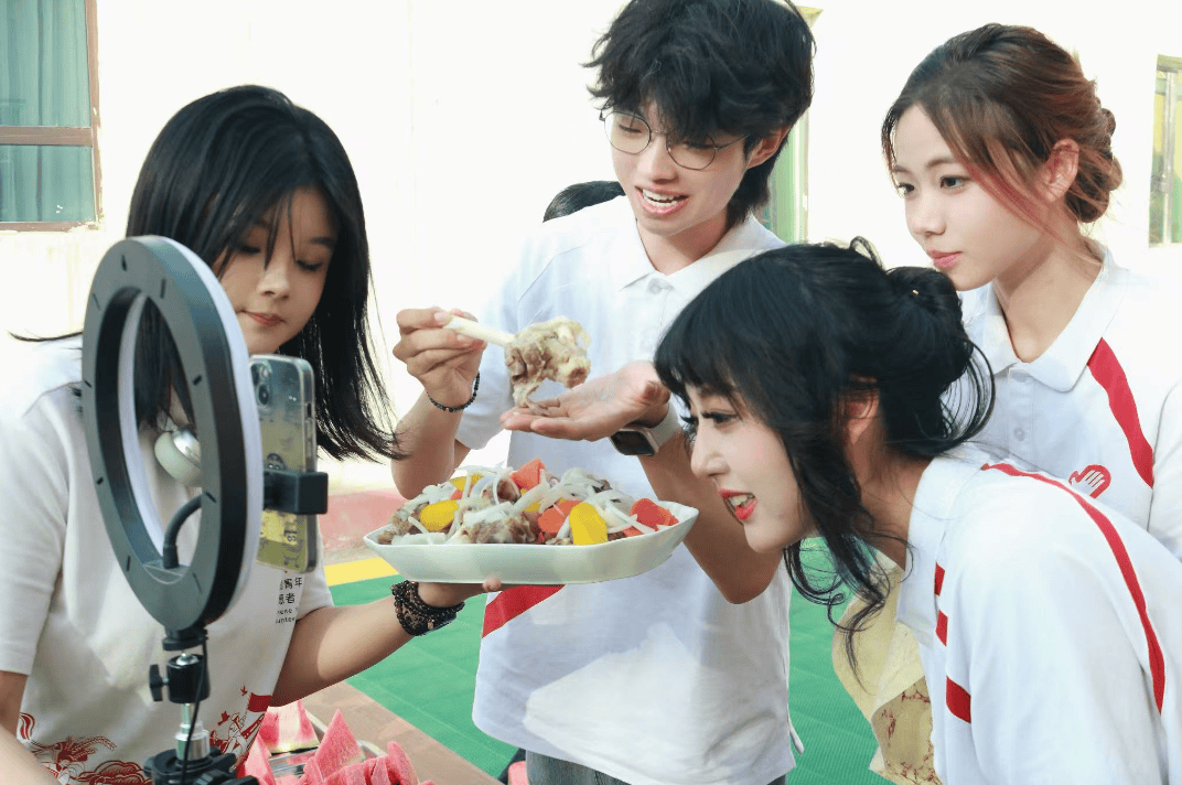 美院青年扎根柯坪：以艺术之笔绘就乡村振兴新图景