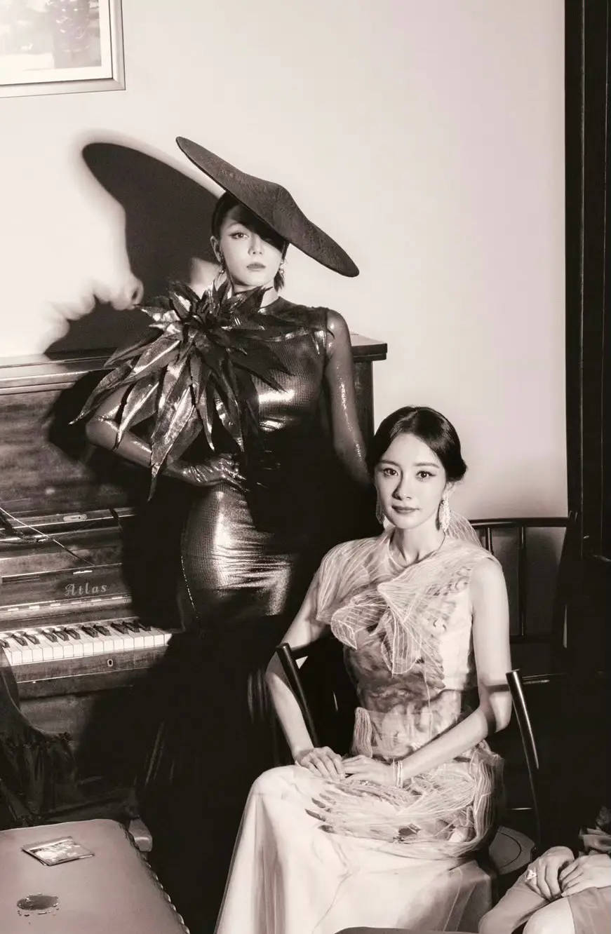 杨幂迪丽热巴双人合照 两人亲密互动氛围融洽