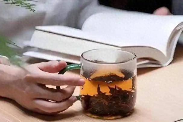 绿茶是肝脏的的良药！医生劝告：过了60岁，养护肝脏牢记4不要