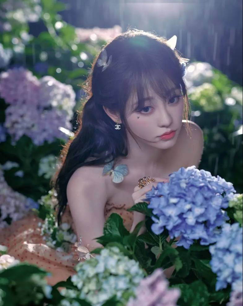 祝绪丹在社交媒体发布一组美照，穿吊带裙，又纯又欲，身材苗条，手捧灯笼如月下公主