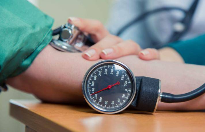 高血压真正怕的不是盐和酒？医生提醒：这4件事才是“隐形杀手”！
