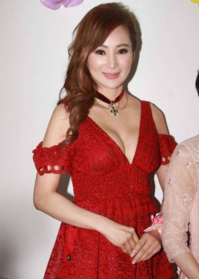 60岁香港女星穿校服装亮相活动，网友大赞是美魔女，暂不考虑结婚