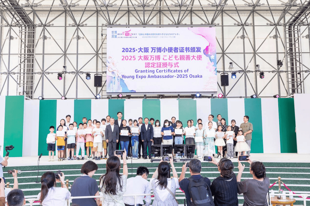 樱花对“画”白玉兰，上海大阪两地少年儿童38幅原创绘画作品亮相世博