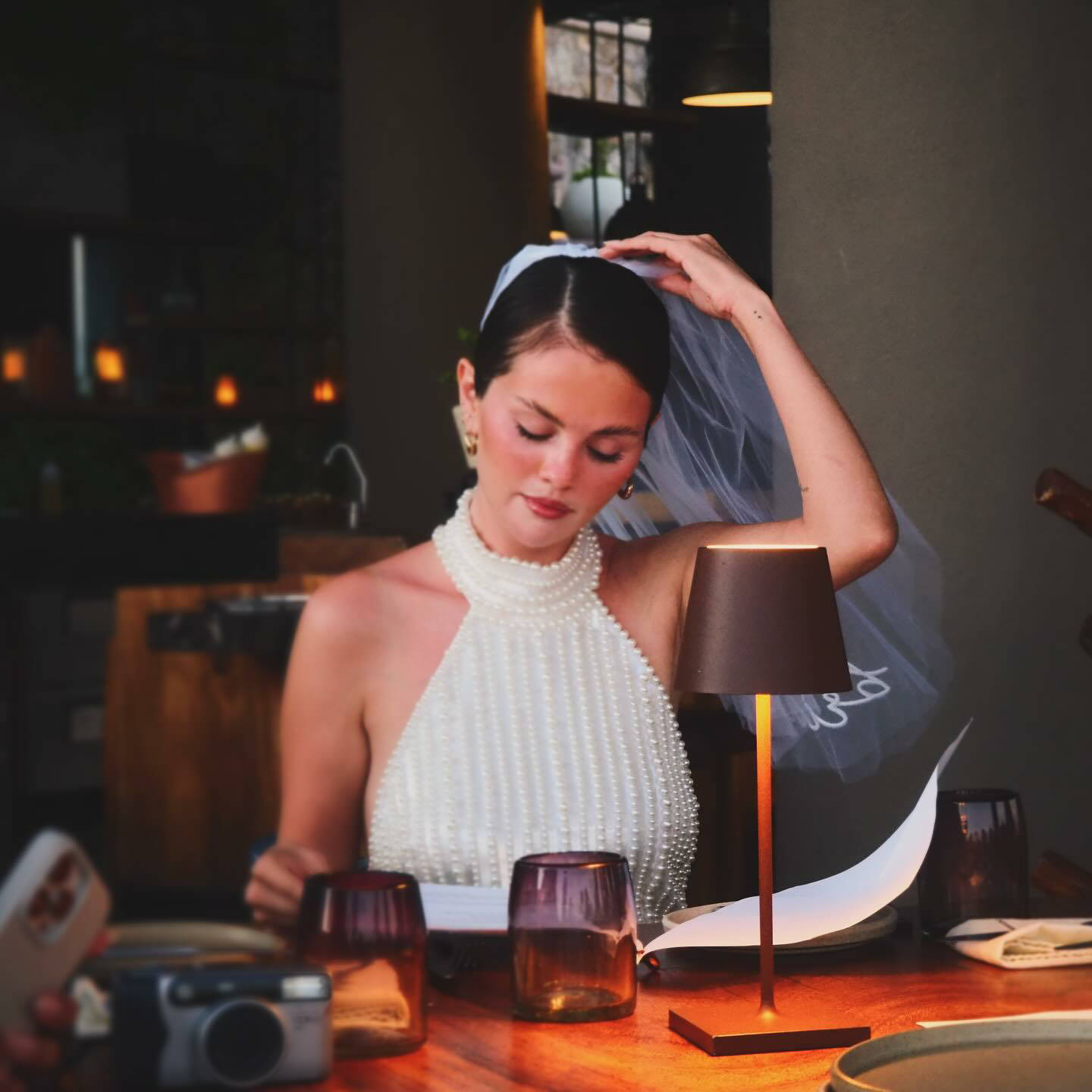 赛琳娜戴头纱穿比基尼大秀好身材 参加婚前派对甜蜜幸福