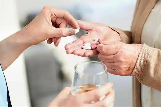 吃他汀不能碰牛奶？医生苦劝：不只是牛奶，这4物再馋也要忌口